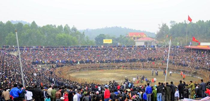 Ngay từ rất sớm, SVĐ Xã Hải Lựu, Lập Thạch, Vĩnh Phúc đã không còn một chỗ trống với sự xuất hiện của hàng vạn người đến từ nhiều tỉnh thành khác nhau.